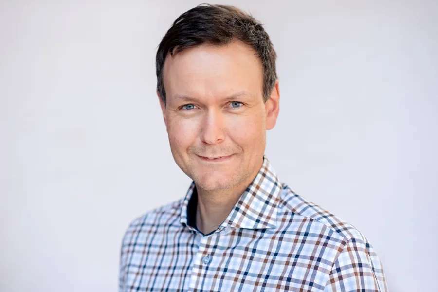 En mann i rutete skjorte