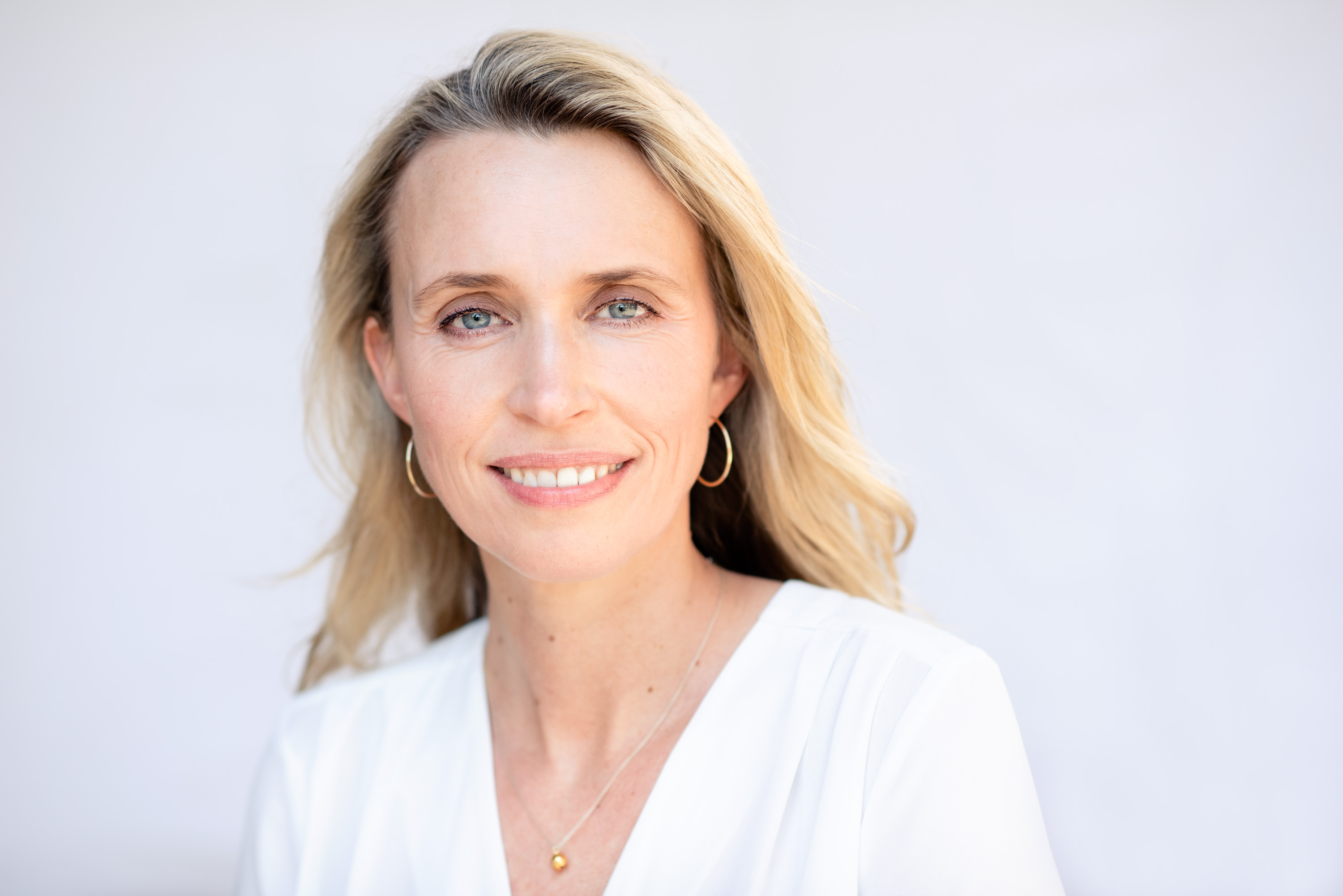 En kvinne med blondt hår