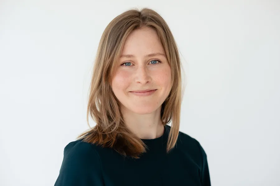 En kvinne med langt hår