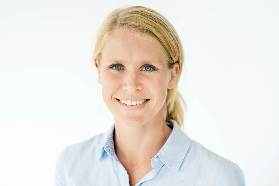 Et nærbilde av en person som smiler