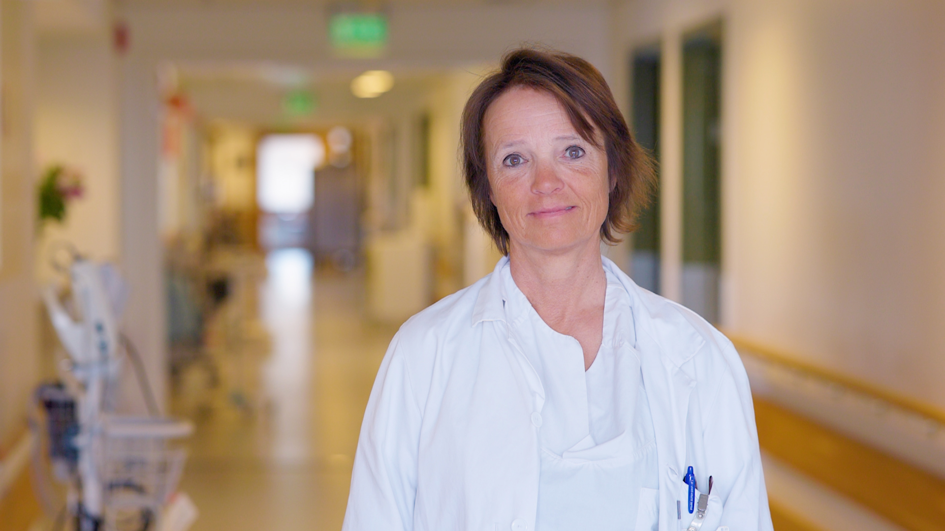 En mann i hvit frakk