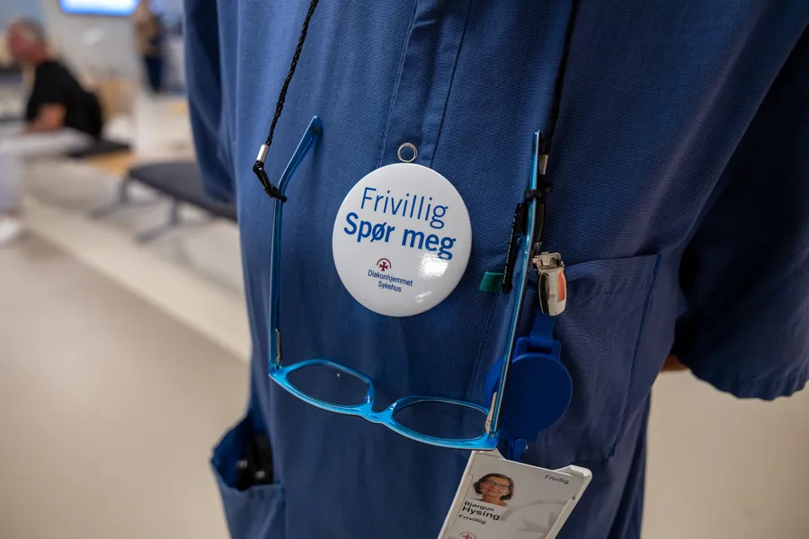 En blå og hvit merkelapp på en blå jakke