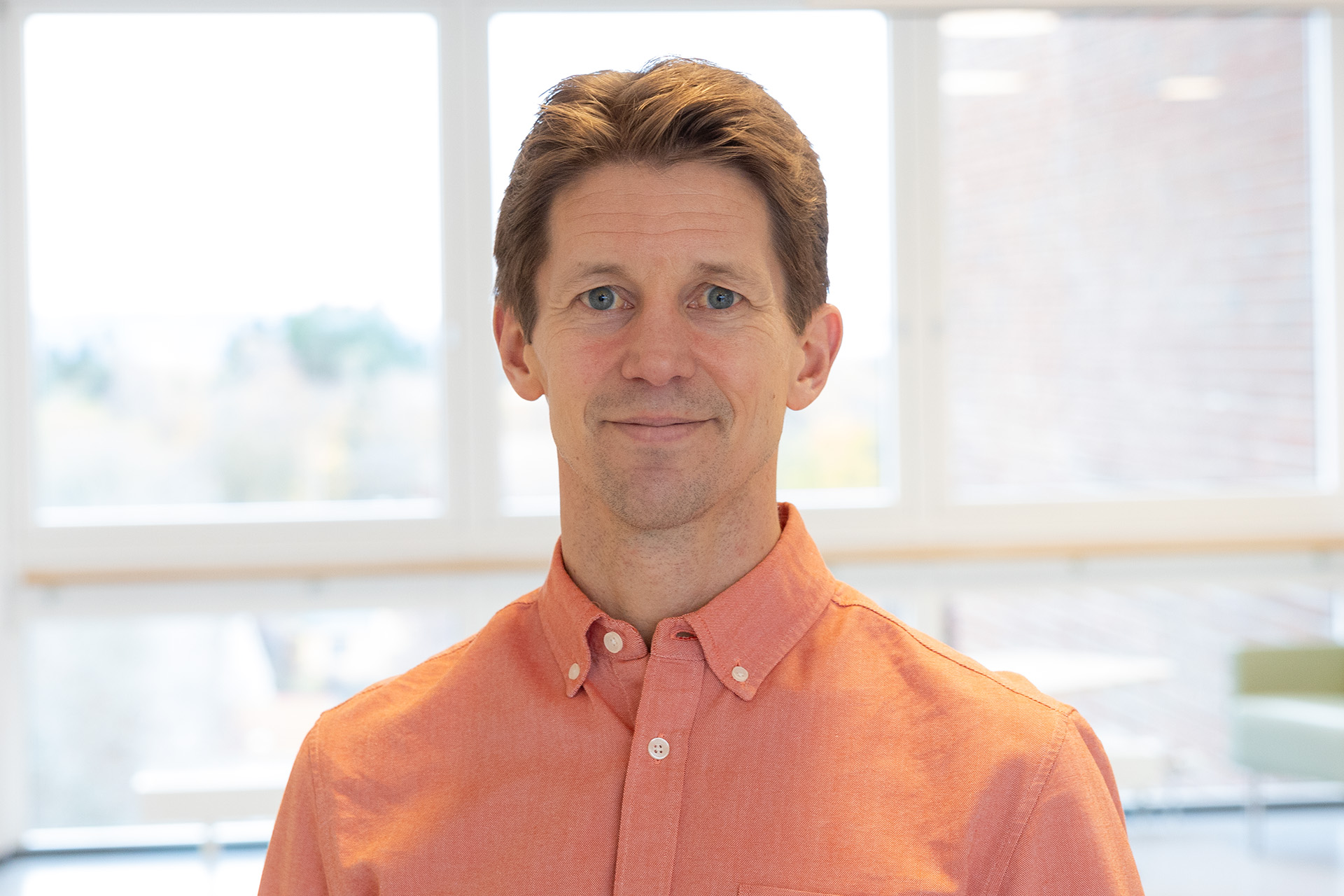 En mann i oransje skjorte