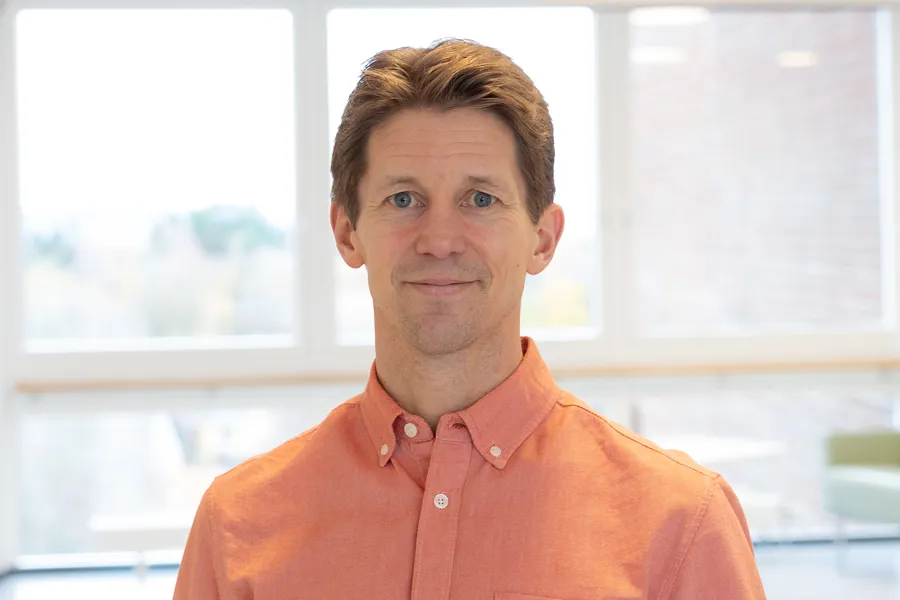 En mann i oransje skjorte