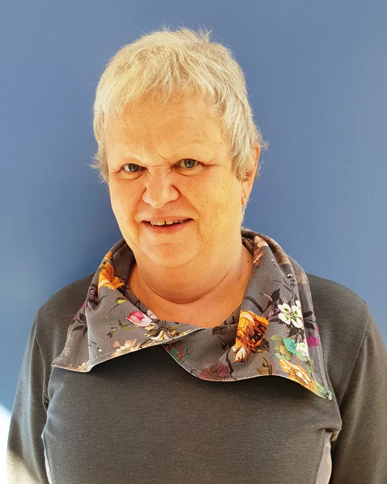 En mann med kort hår
