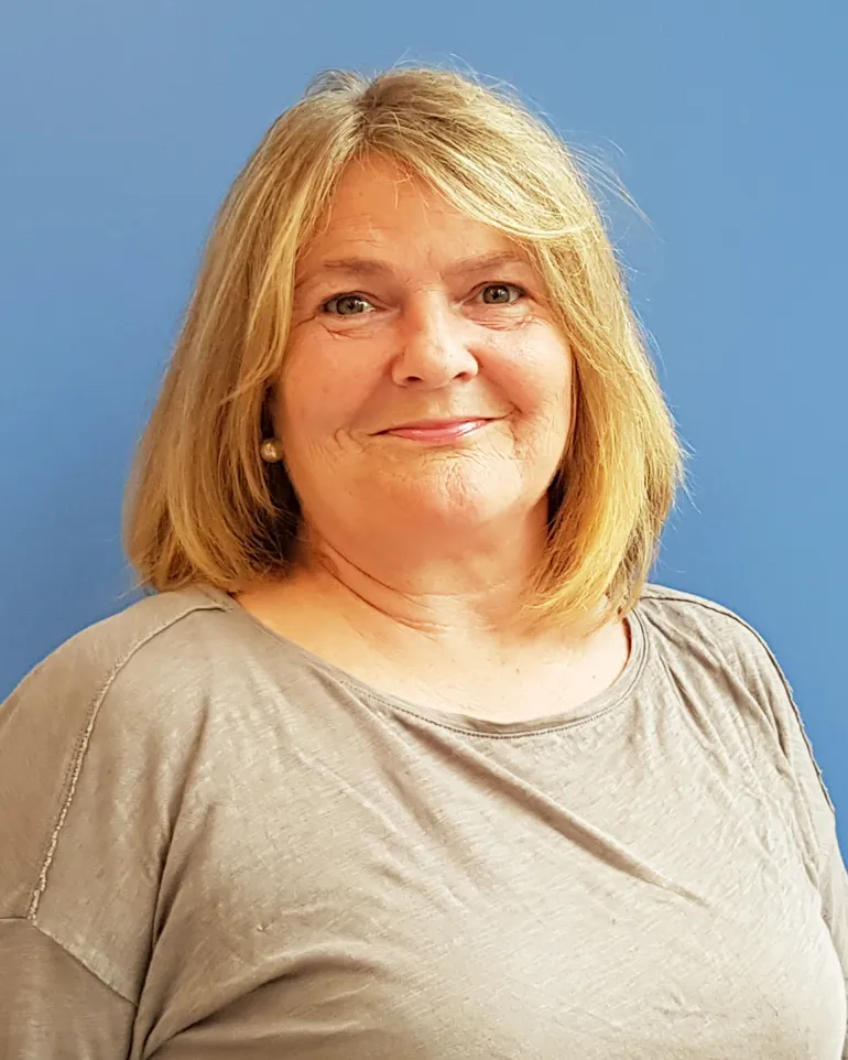 En person med blondt hår