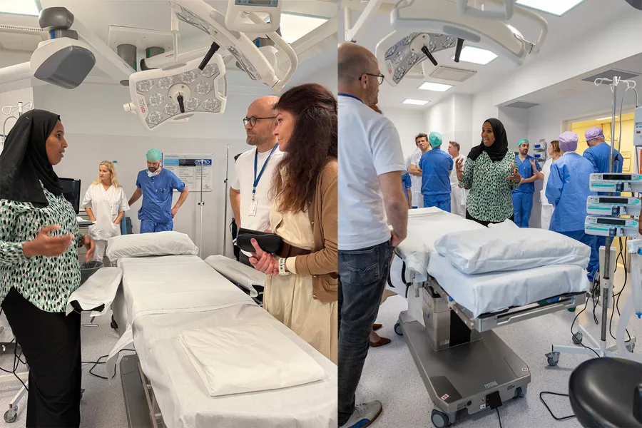 En gruppe mennesker i et rom med akuttmottaket i bakgrunnen