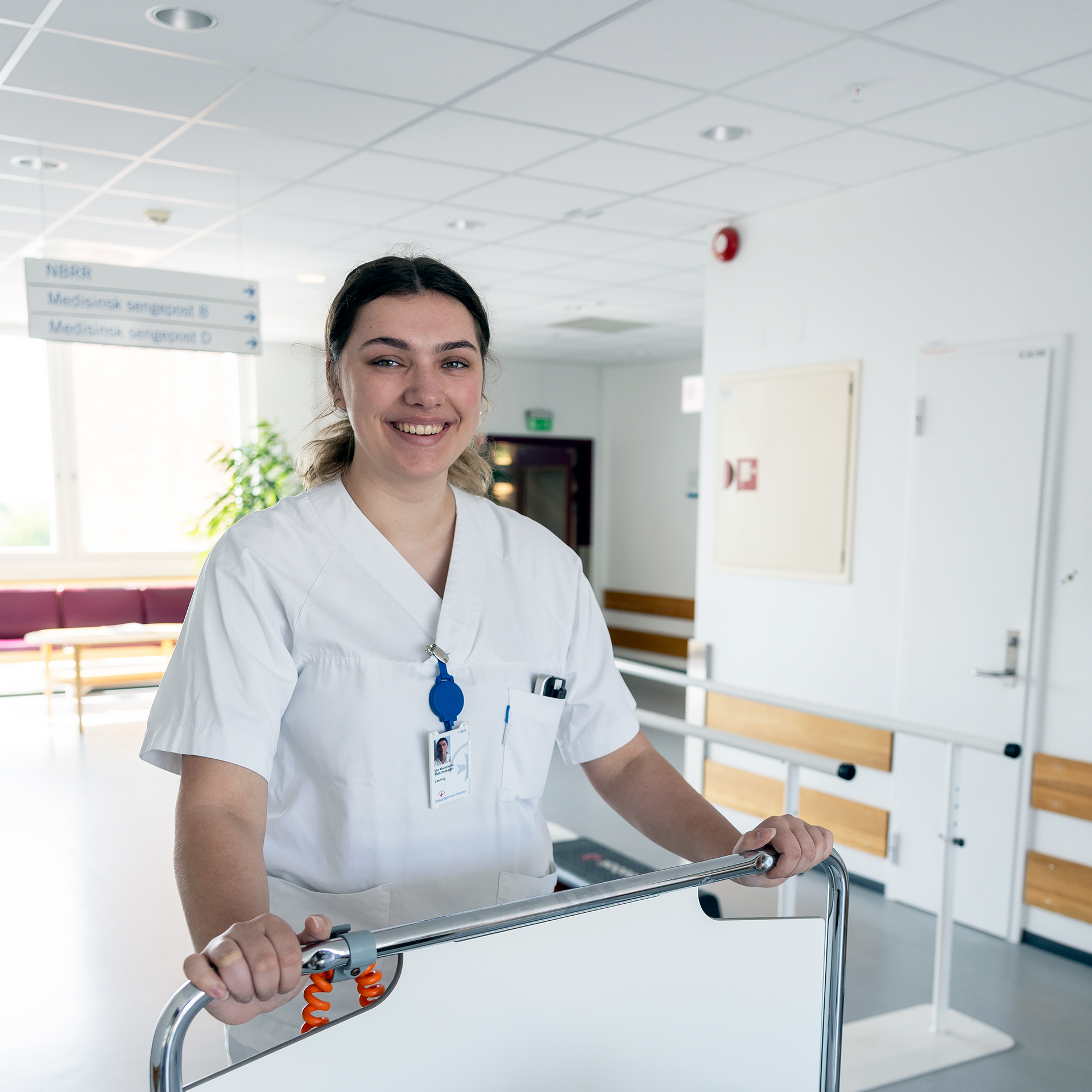 En mann i hvit frakk