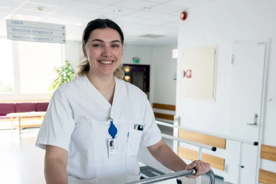 En mann i hvit frakk