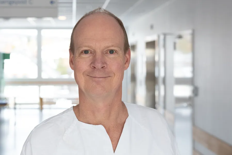 En mann i hvit skjorte