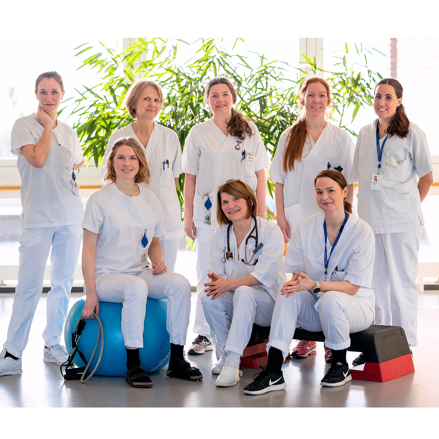 En gruppe mennesker som poserer for et bilde