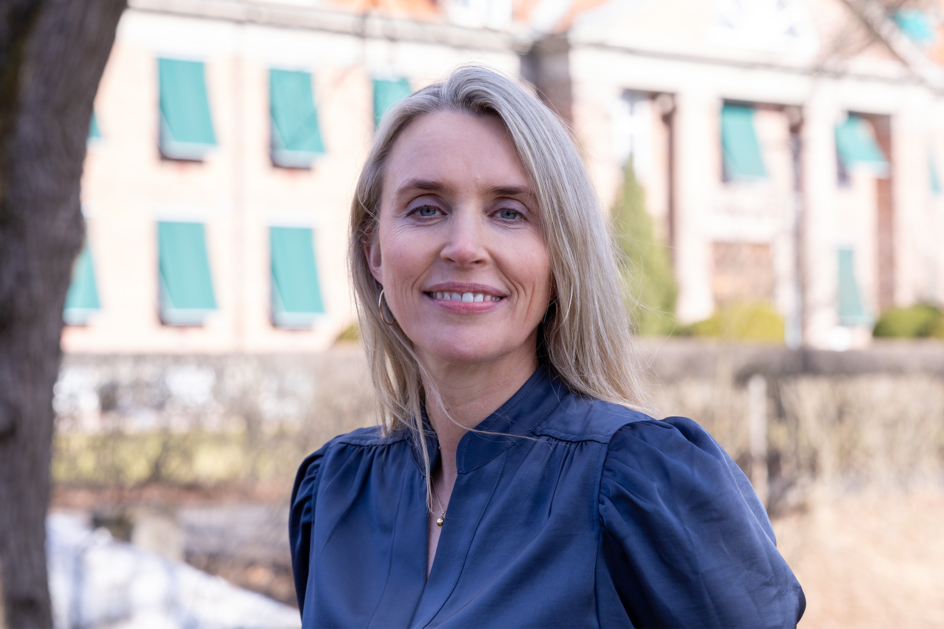 En person som smiler til kameraet