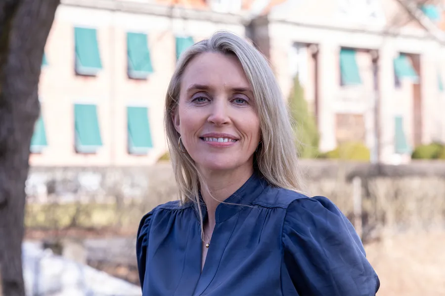 En person som smiler til kameraet