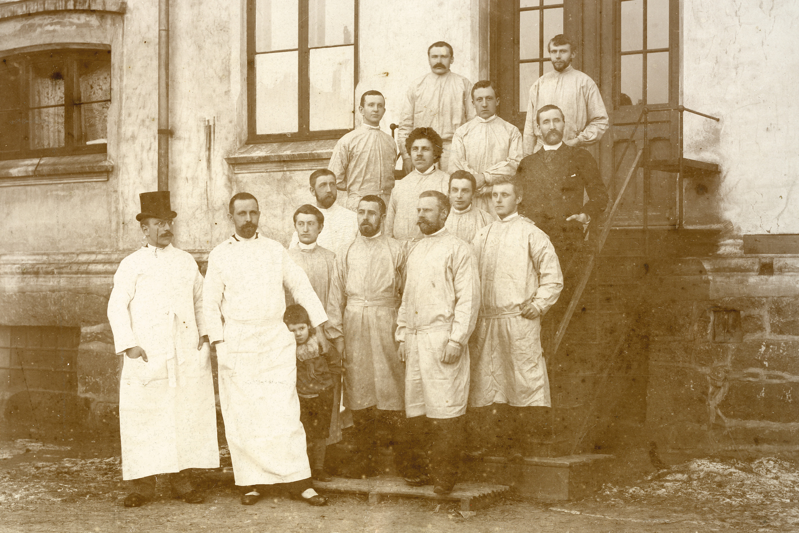 En gruppe mennesker som poserer for et bilde