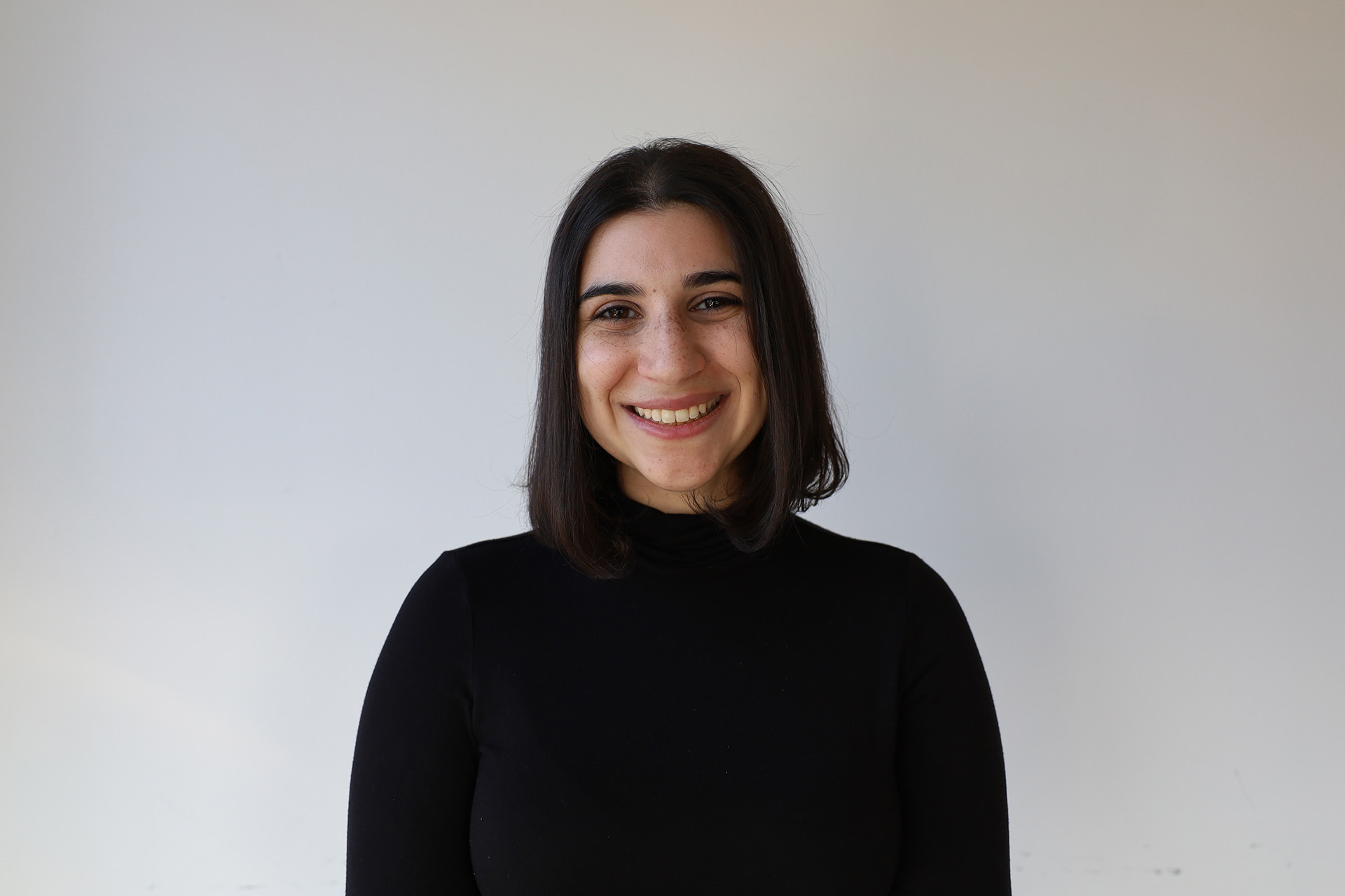 En person som smiler for kameraet