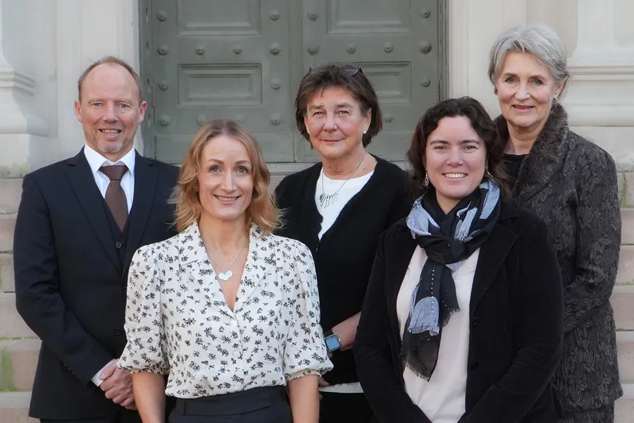 En gruppe mennesker som poserer for et bilde