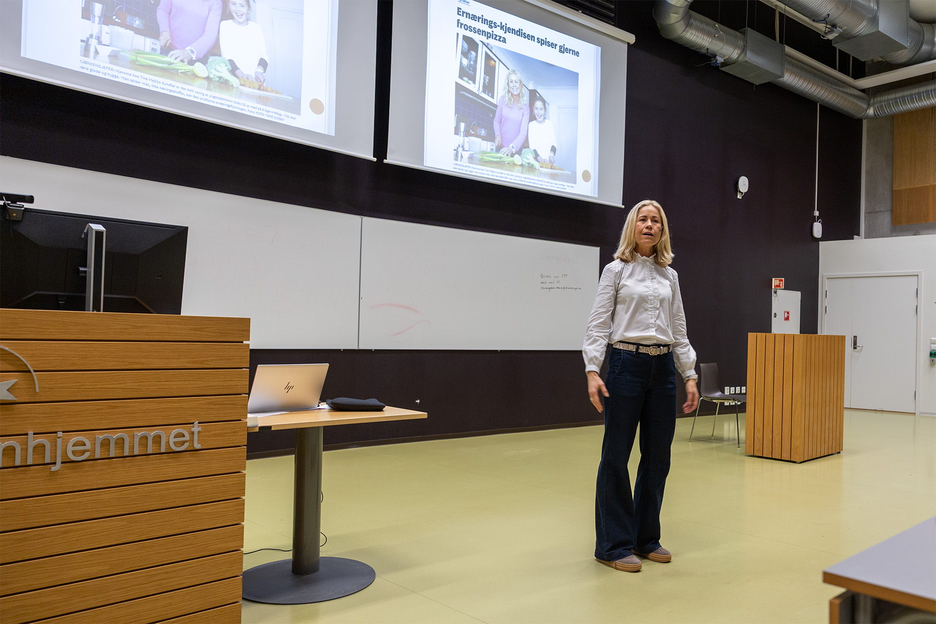 En person som står foran en projektorskjerm