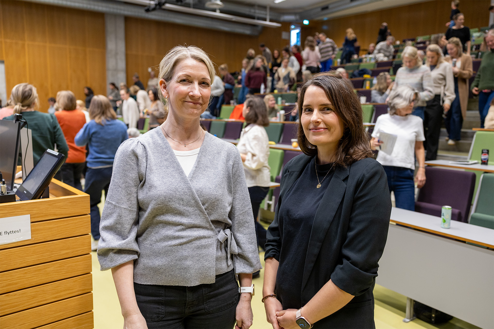 Et par kvinner som poserer for et bilde