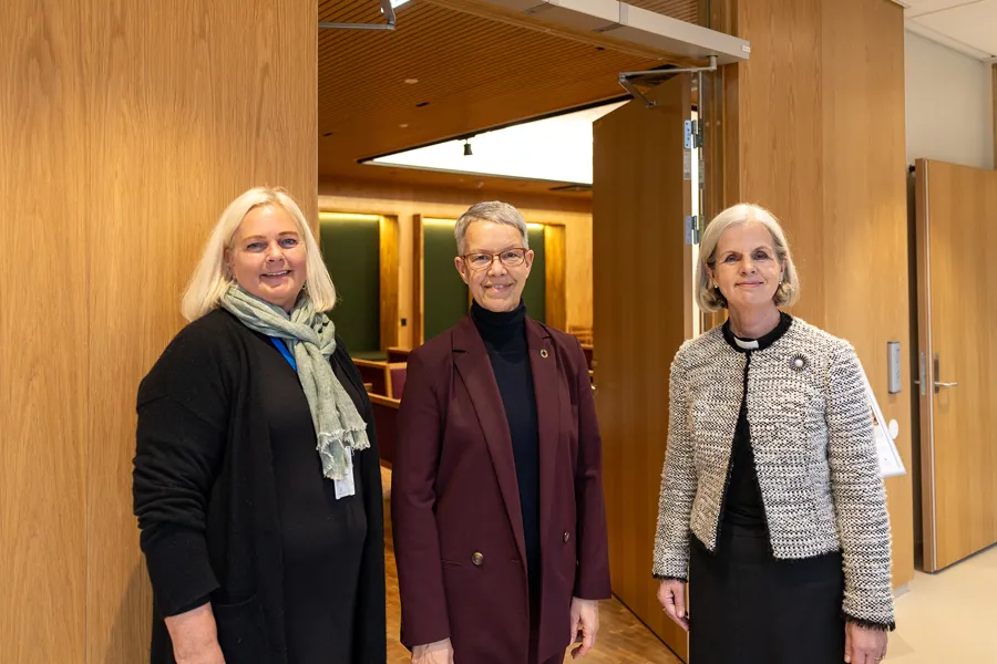 En gruppe mennesker som poserer for et bilde
