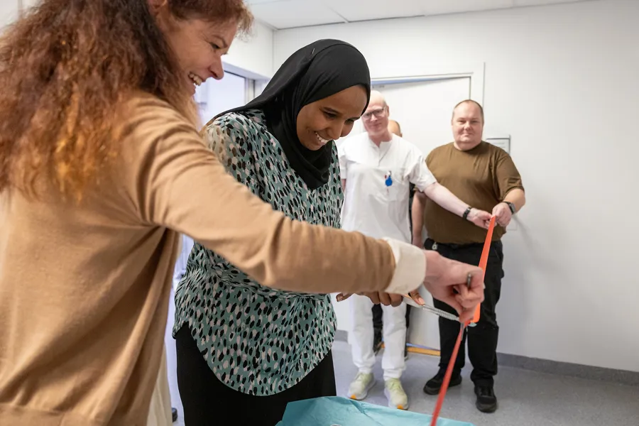 En gruppe mennesker i hvite laboratoriefrakker
