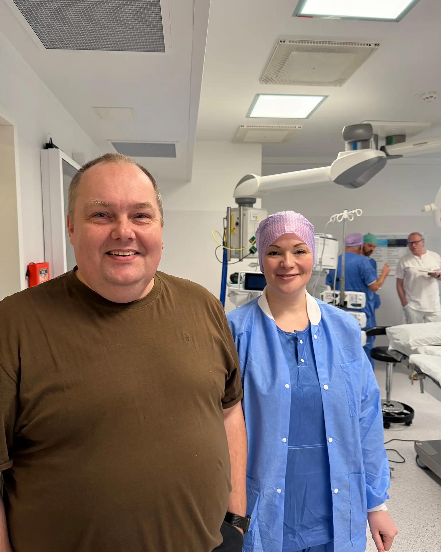 En mann og en kvinne på et sykehusrom