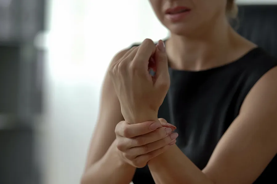 En kvinne som holder hendene sammen