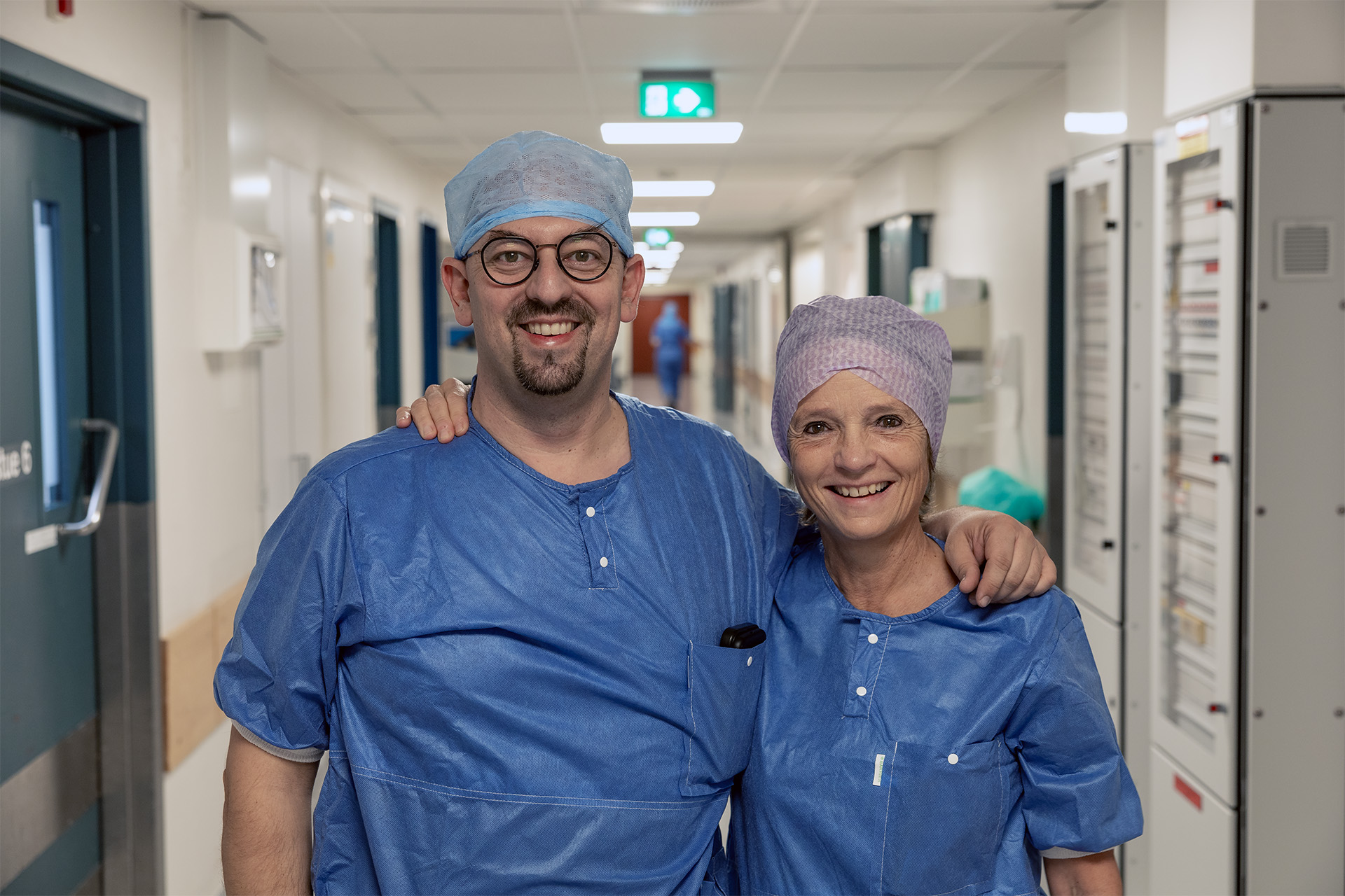 En mann og en kvinne i et rom med skap