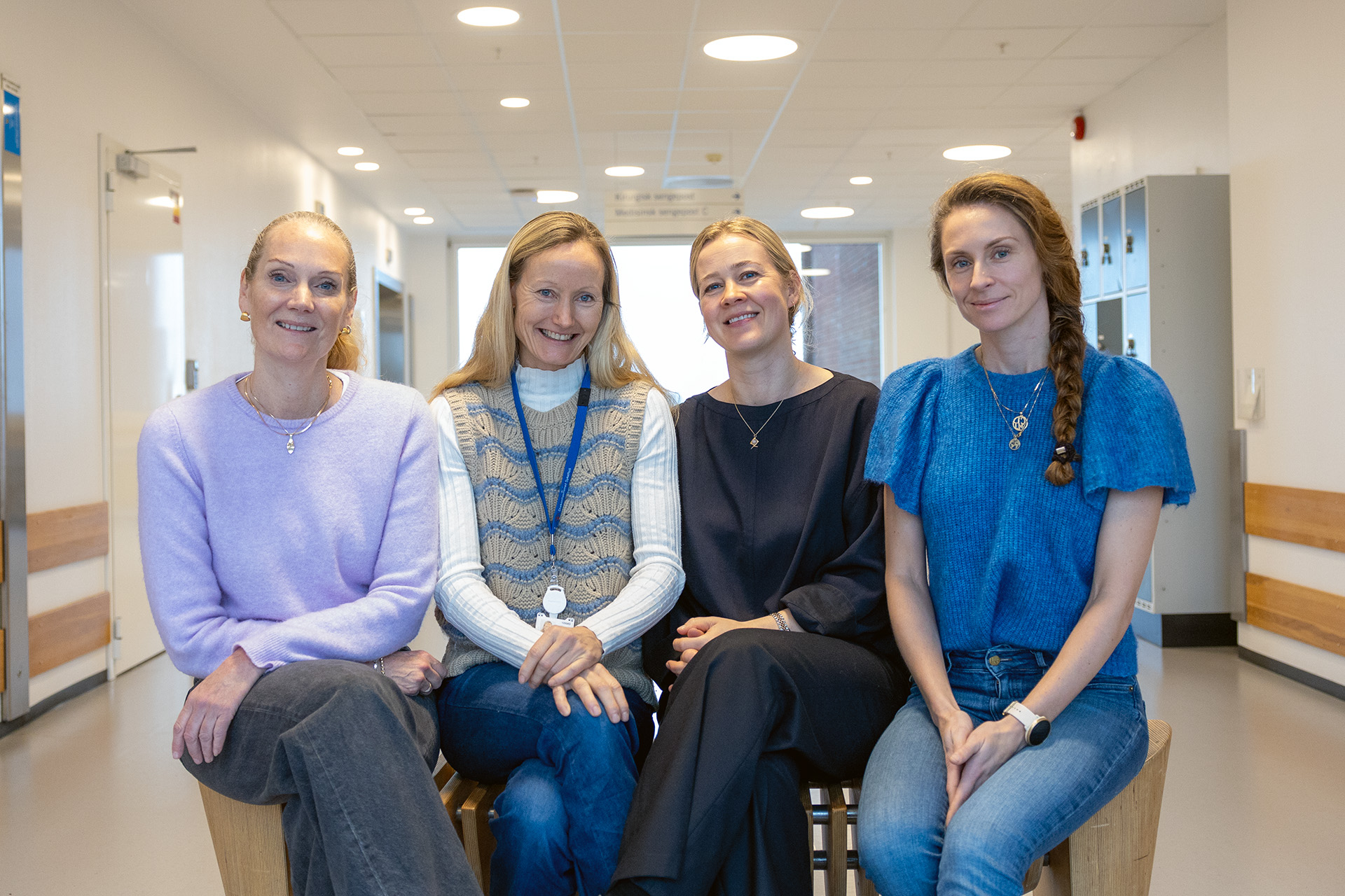 En gruppe kvinner som sitter på en benk