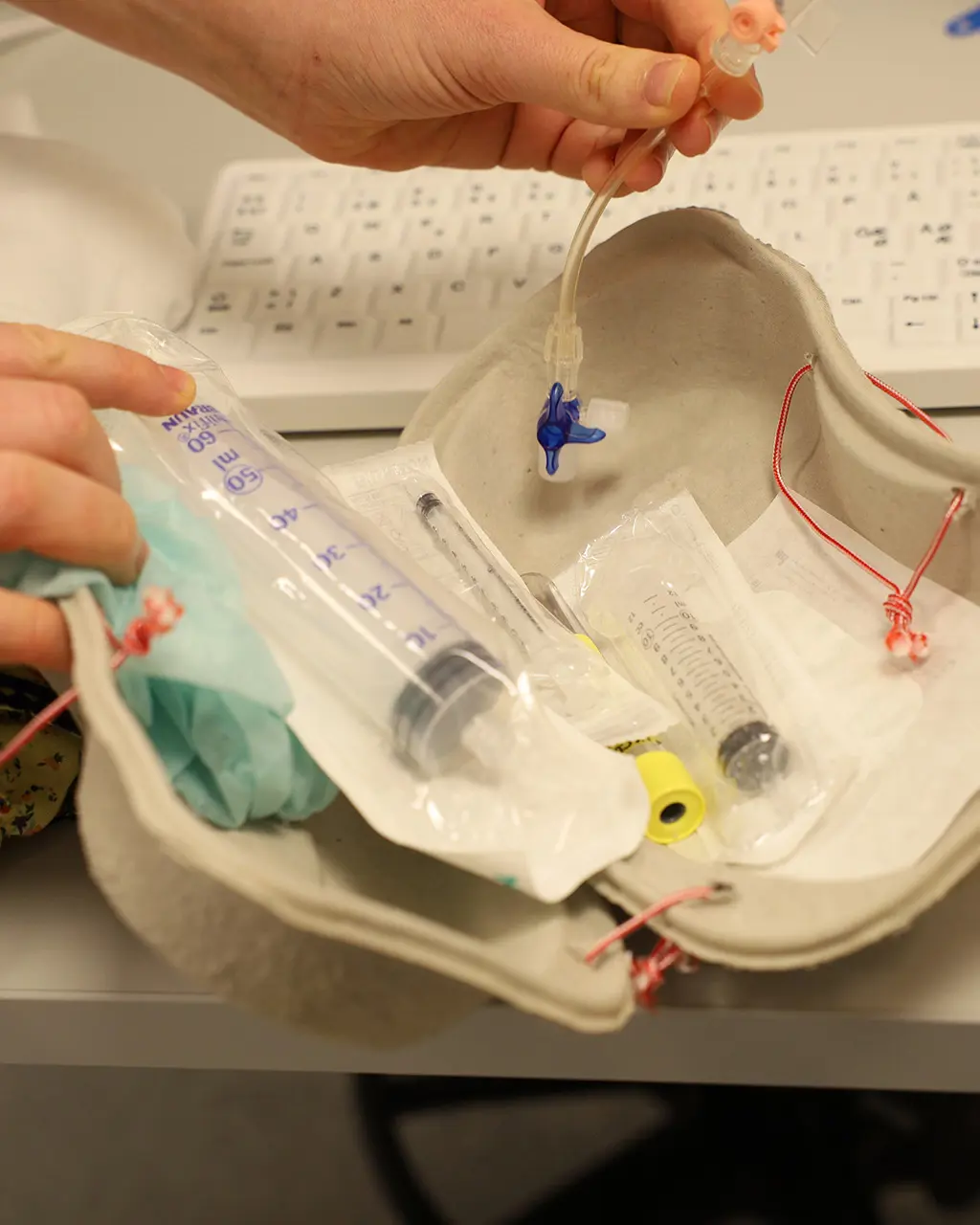 En person som holder en plastpose