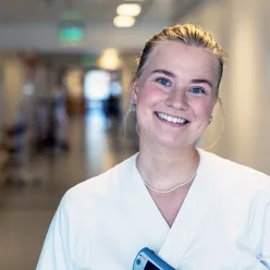 En mann iført hvit skjorte