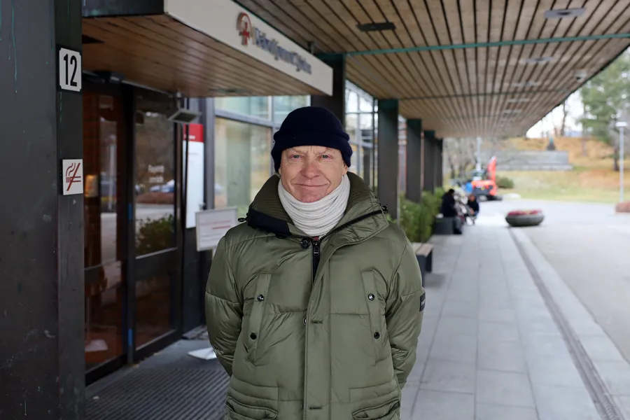 En mann i grønn jakke