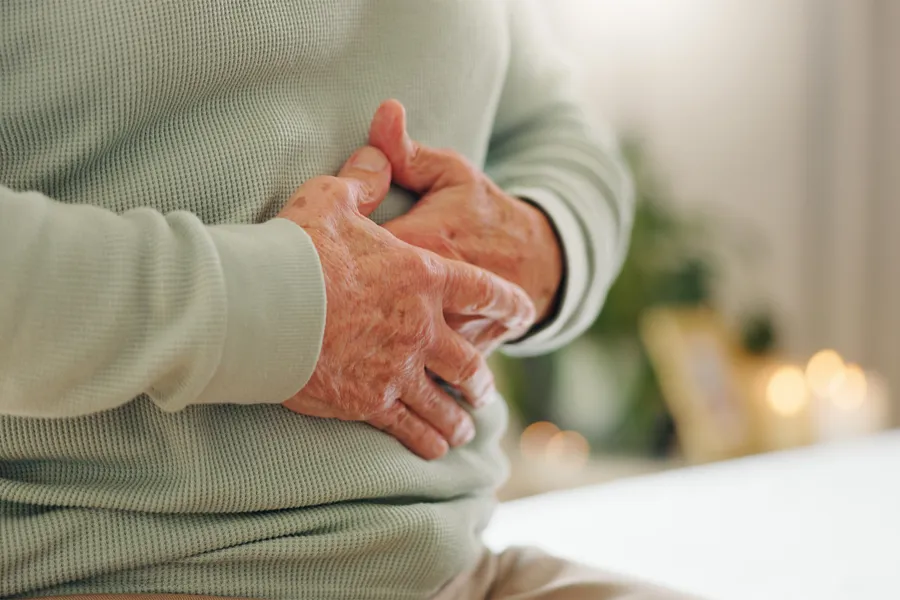 Et nærbilde av hender som rister