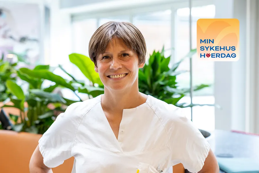 En person som smiler for kameraet