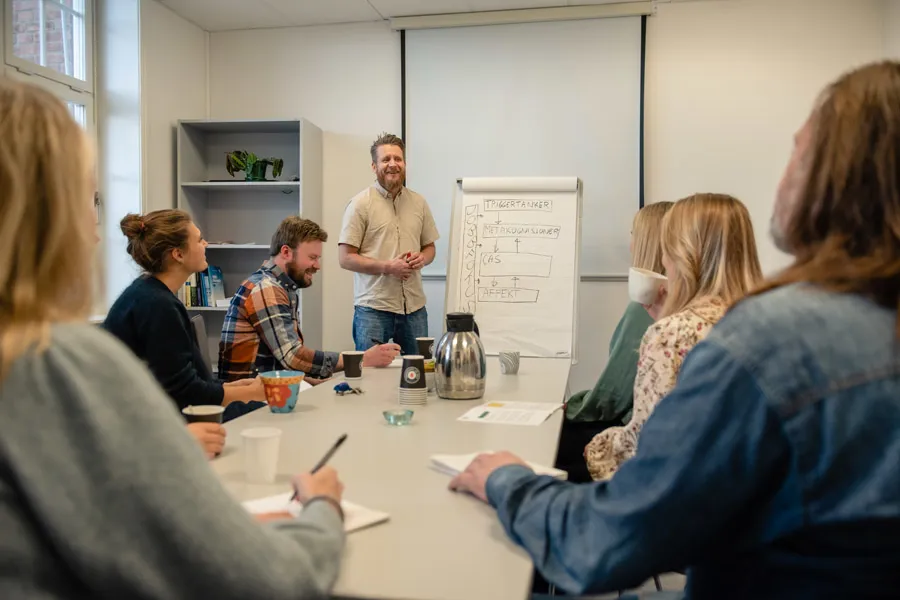 En gruppe mennesker som sitter rundt et bord