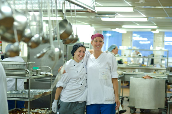 Et par kvinner på et kjøkken