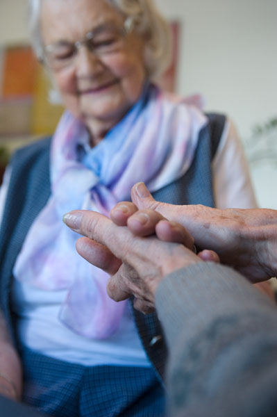 En mann som holder hendene opp