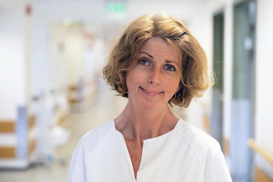 En person med blondt hår