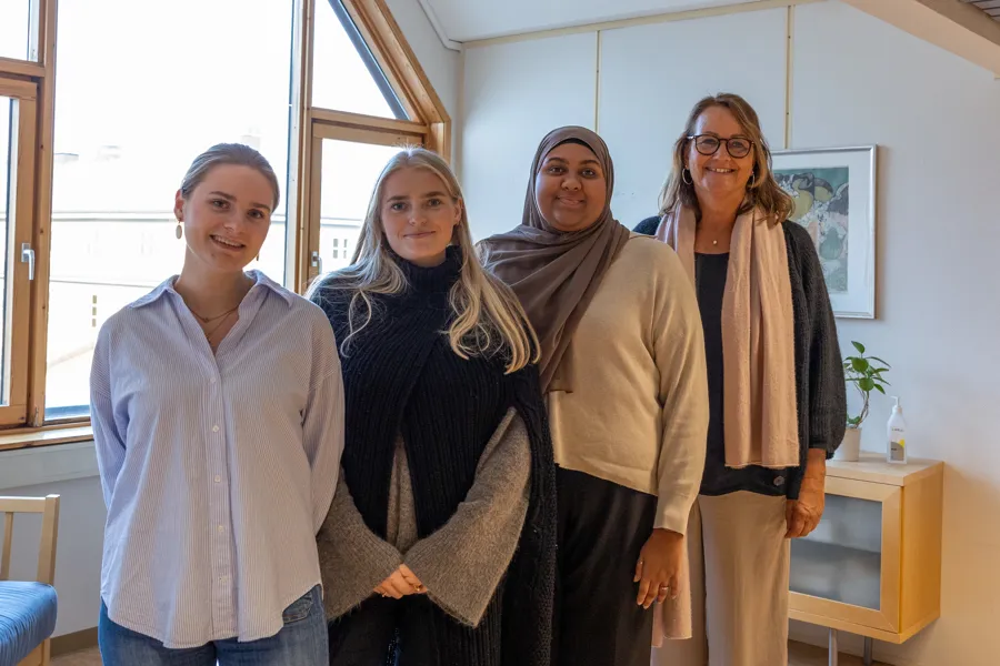 En gruppe kvinner som poserer for et bilde