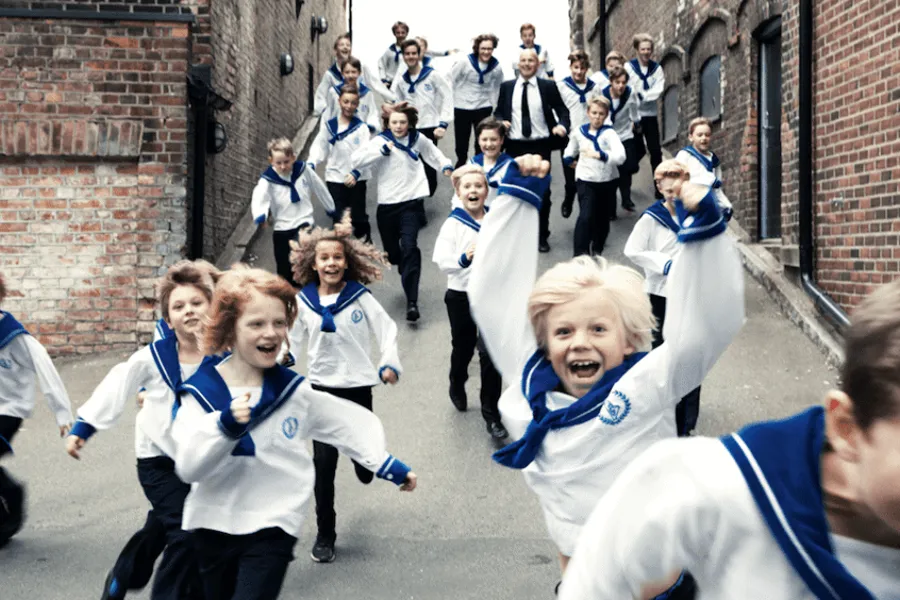 En gruppe mennesker iført hvite uniformer