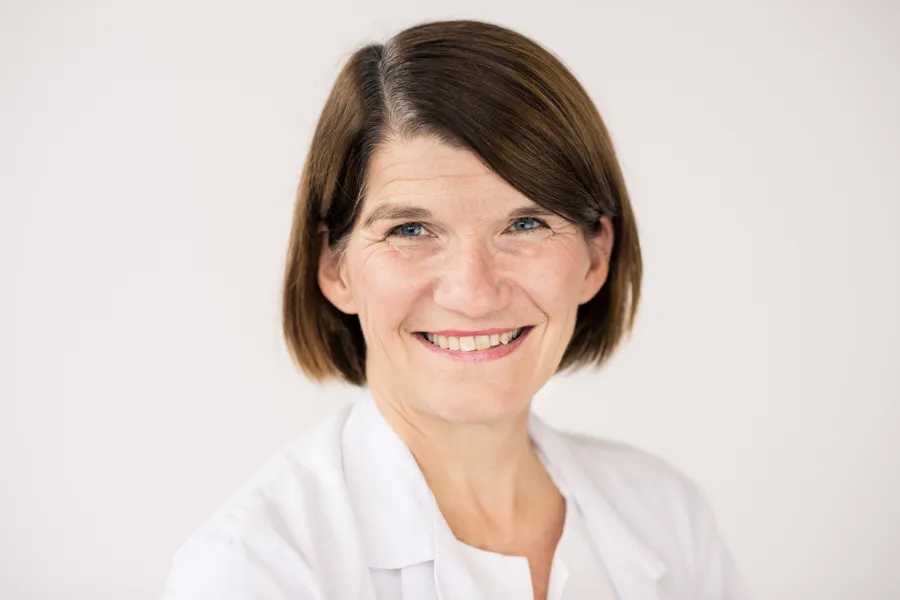 Et nærbilde av en smilende person