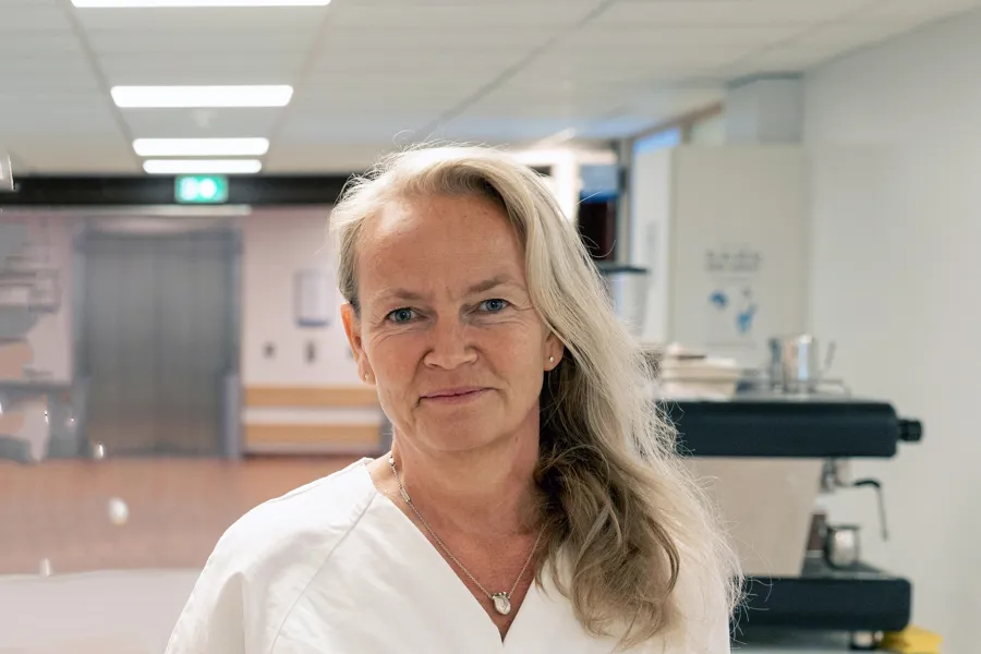 En mann med blondt hår