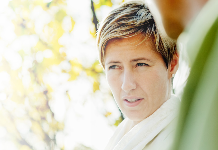 En kvinne med håret trukket tilbake