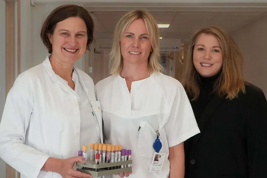 En gruppe kvinner som smiler