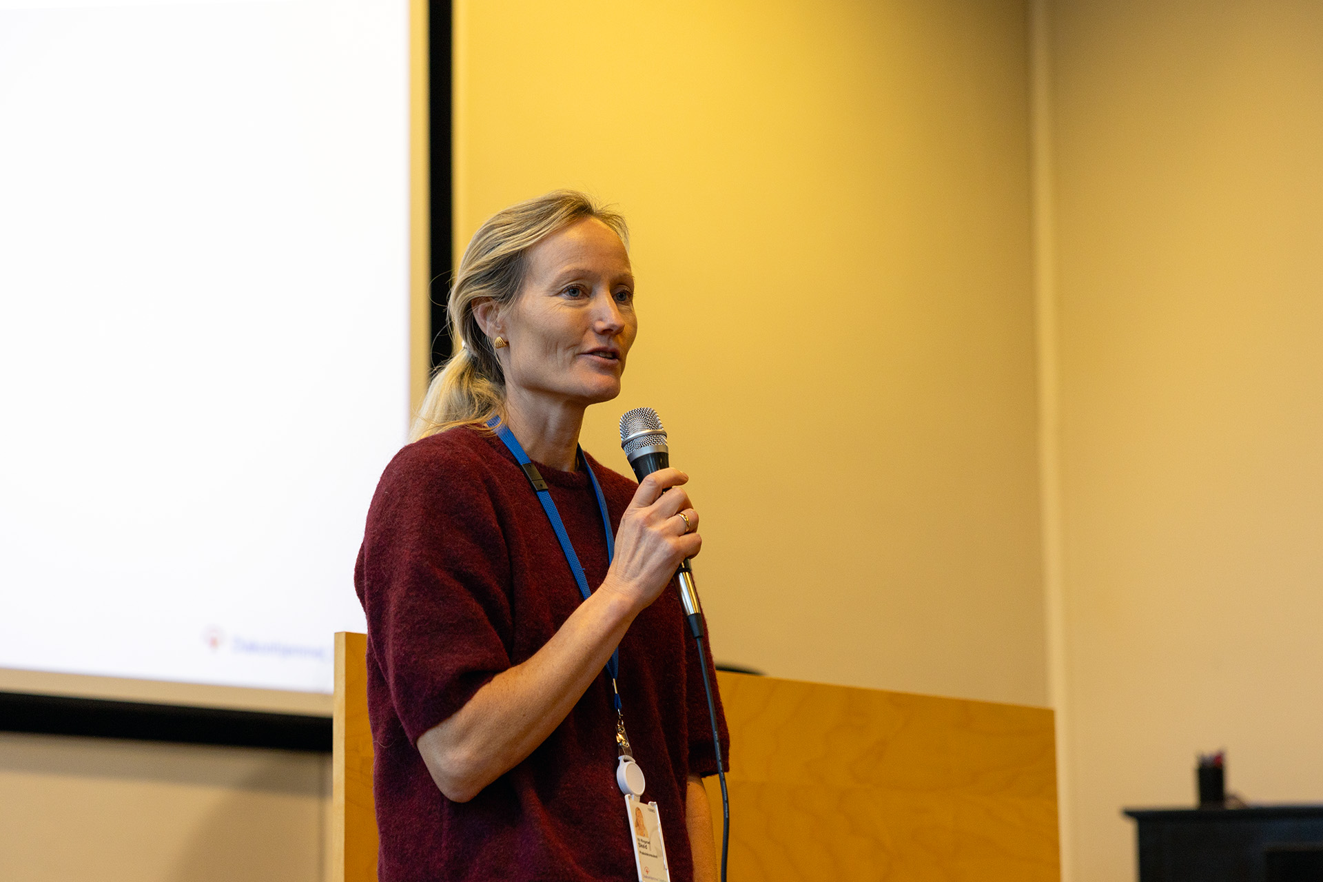 En person som snakker inn i en mikrofon