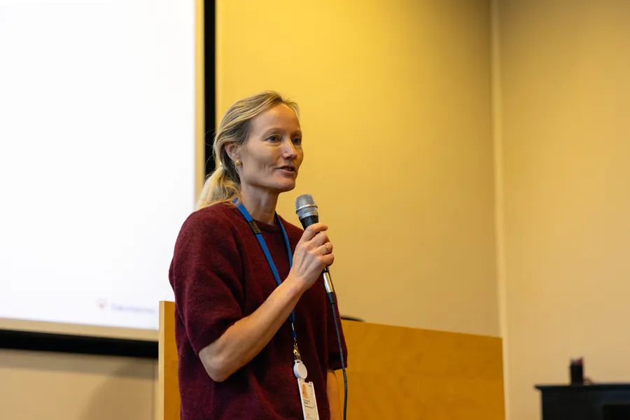 En person som snakker inn i en mikrofon