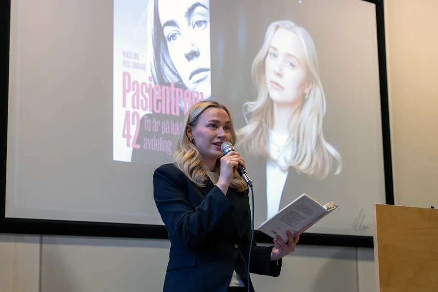 En kvinne som snakker inn i en mikrofon