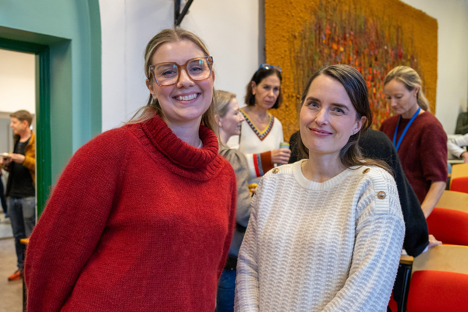 En gruppe kvinner som smiler