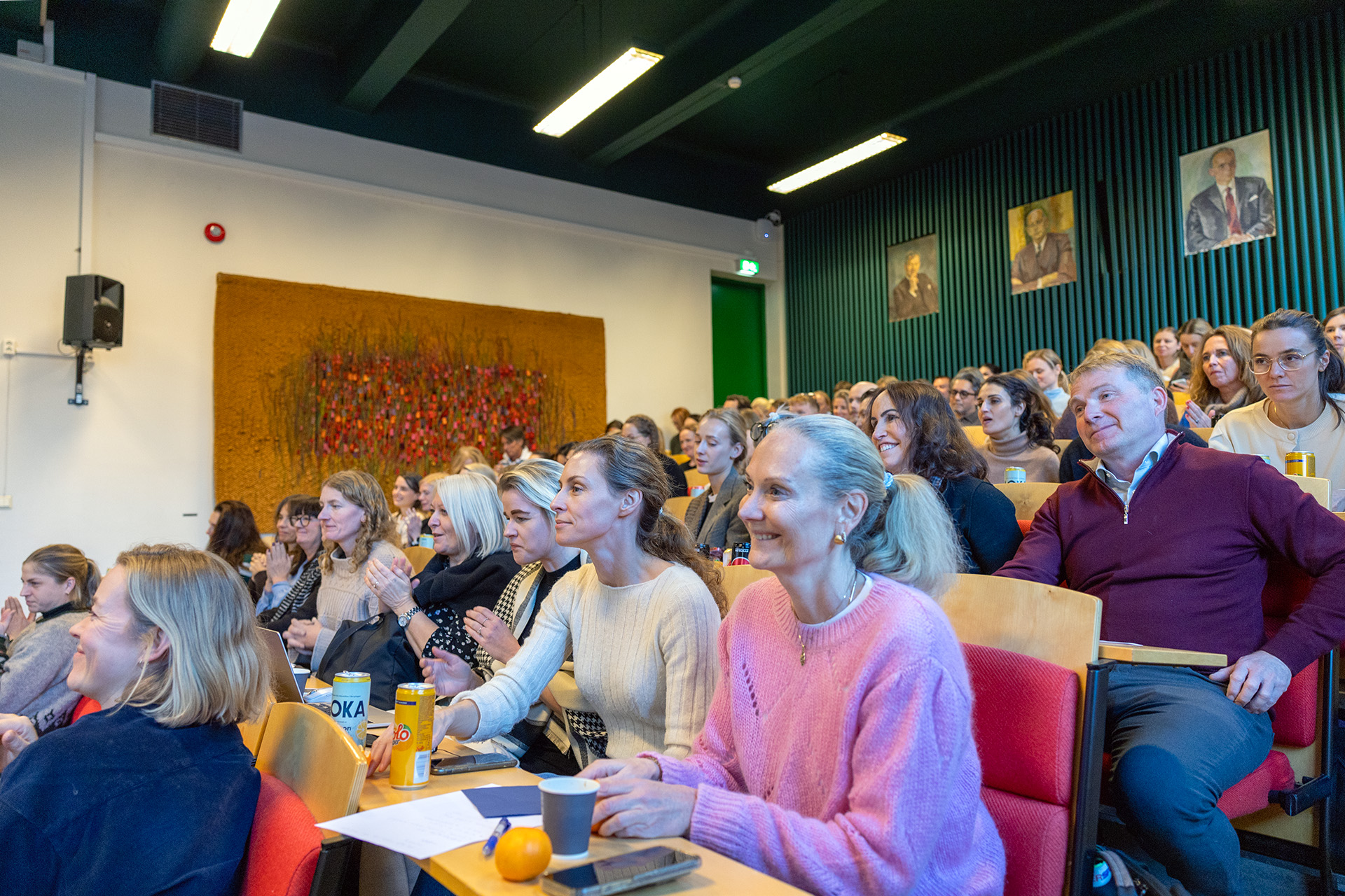 En gruppe mennesker som sitter i et rom