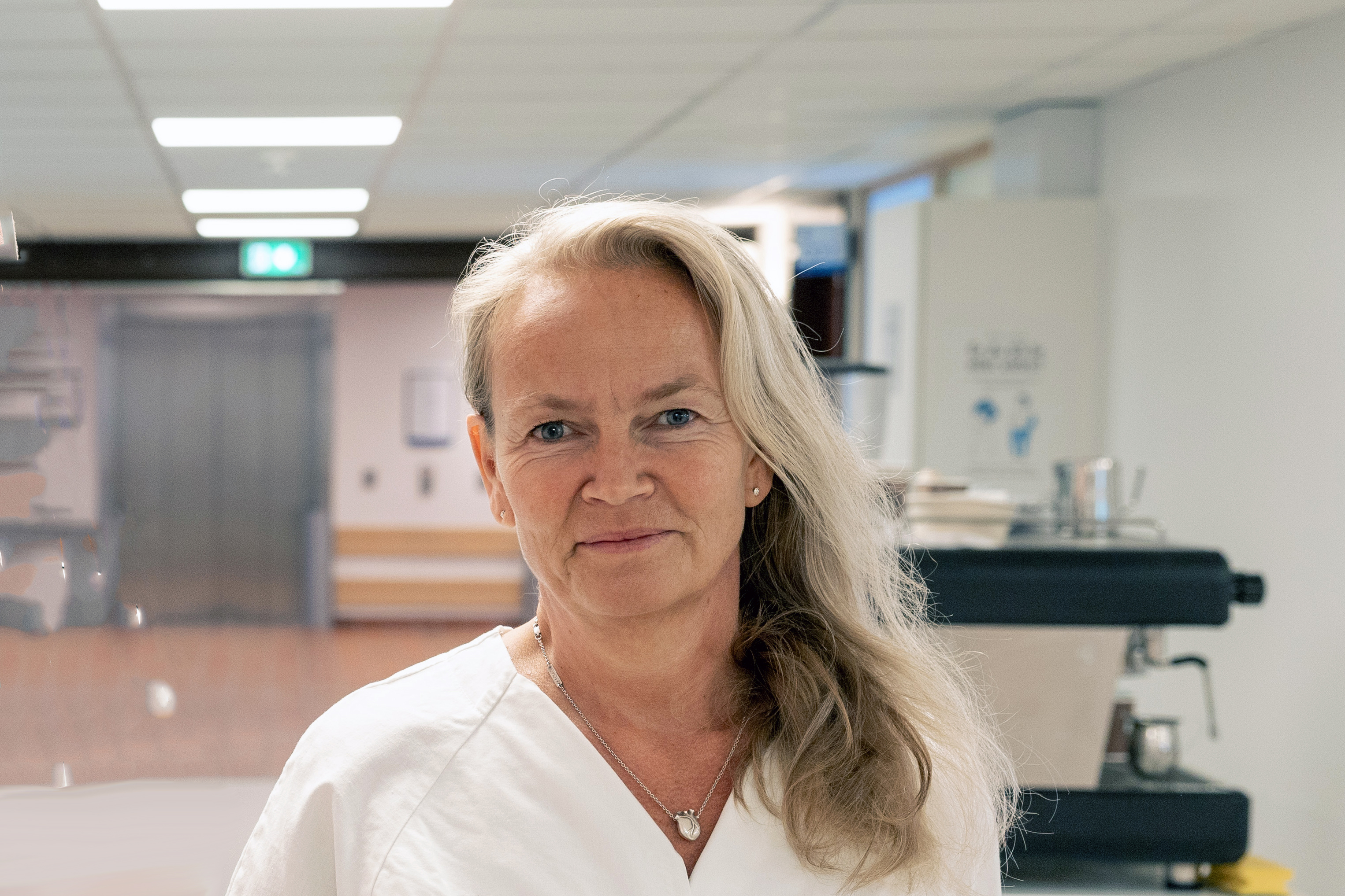 En mann med blondt hår