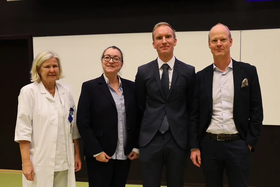 En gruppe mennesker som poserer for et bilde